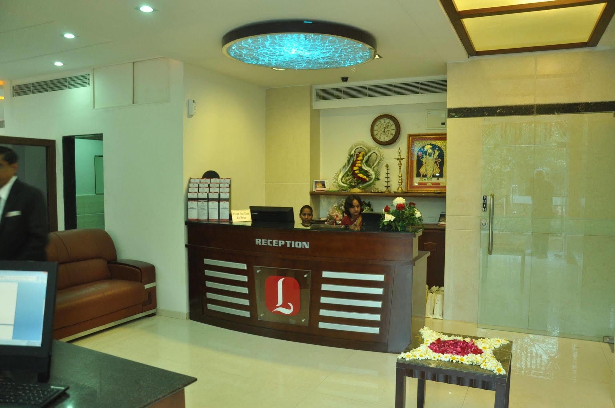 Treebo Trend Hotel Parker Ahmedabad Buitenkant foto