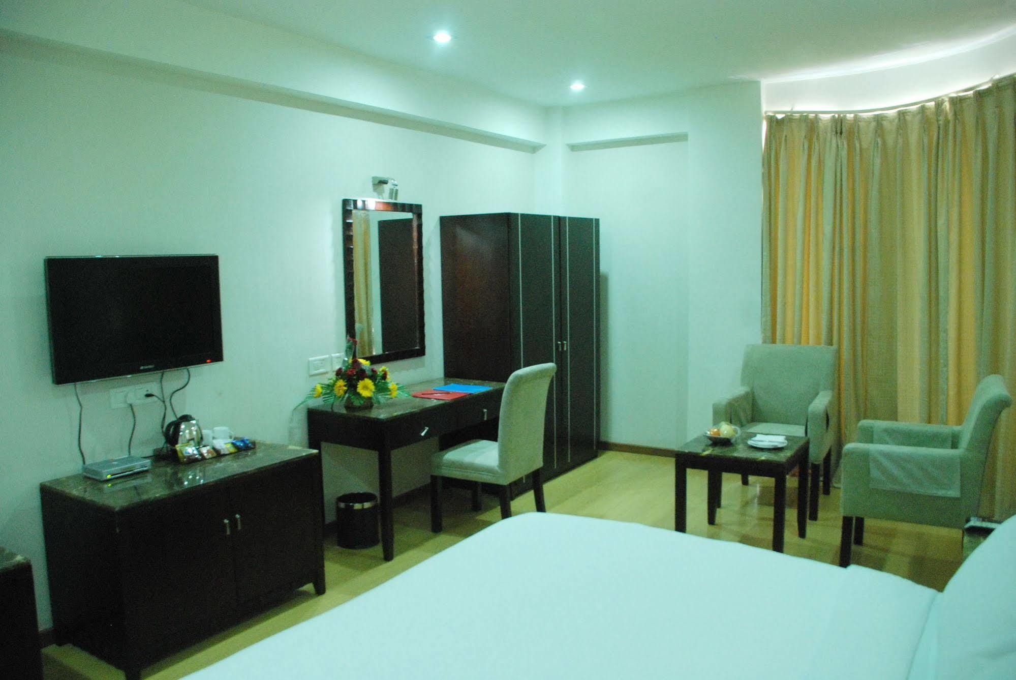 Treebo Trend Hotel Parker Ahmedabad Buitenkant foto
