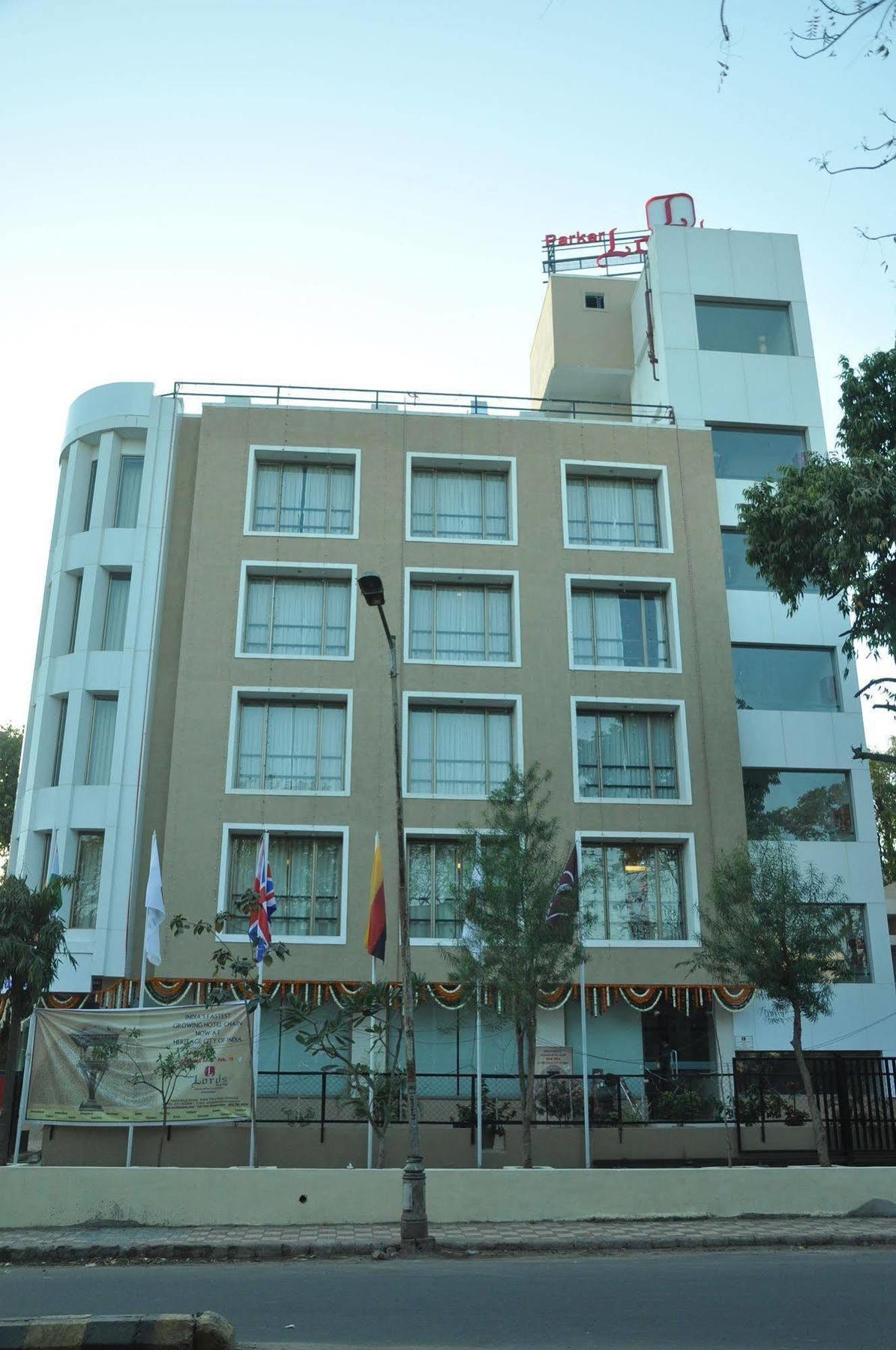 Treebo Trend Hotel Parker Ahmedabad Buitenkant foto