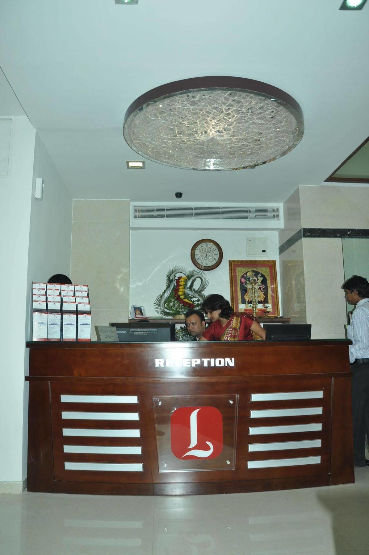 Treebo Trend Hotel Parker Ahmedabad Buitenkant foto