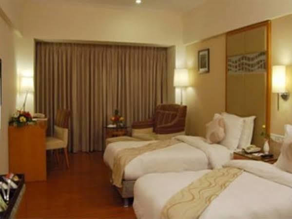 Treebo Trend Hotel Parker Ahmedabad Buitenkant foto
